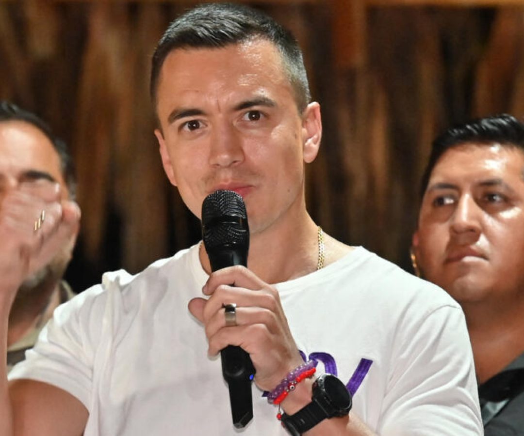 Carro do presidente do Equador é atacado; 5 são detidos