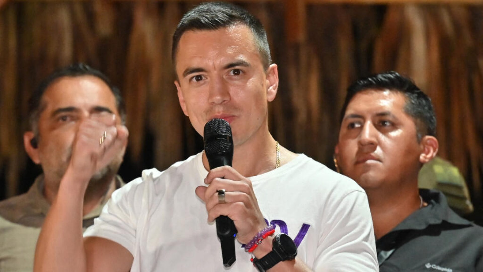 Carro do presidente do Equador é atacado; 5 são detidos