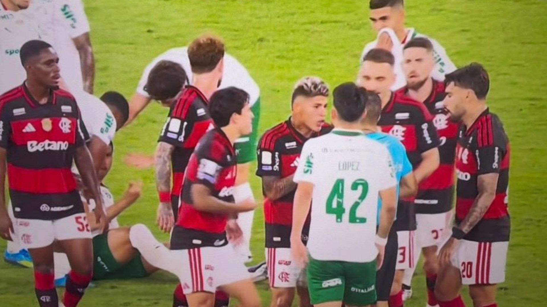 Palmeiras cala o Maracanã e abre vantagem em duelo que virou a cara do futebol brasileiro