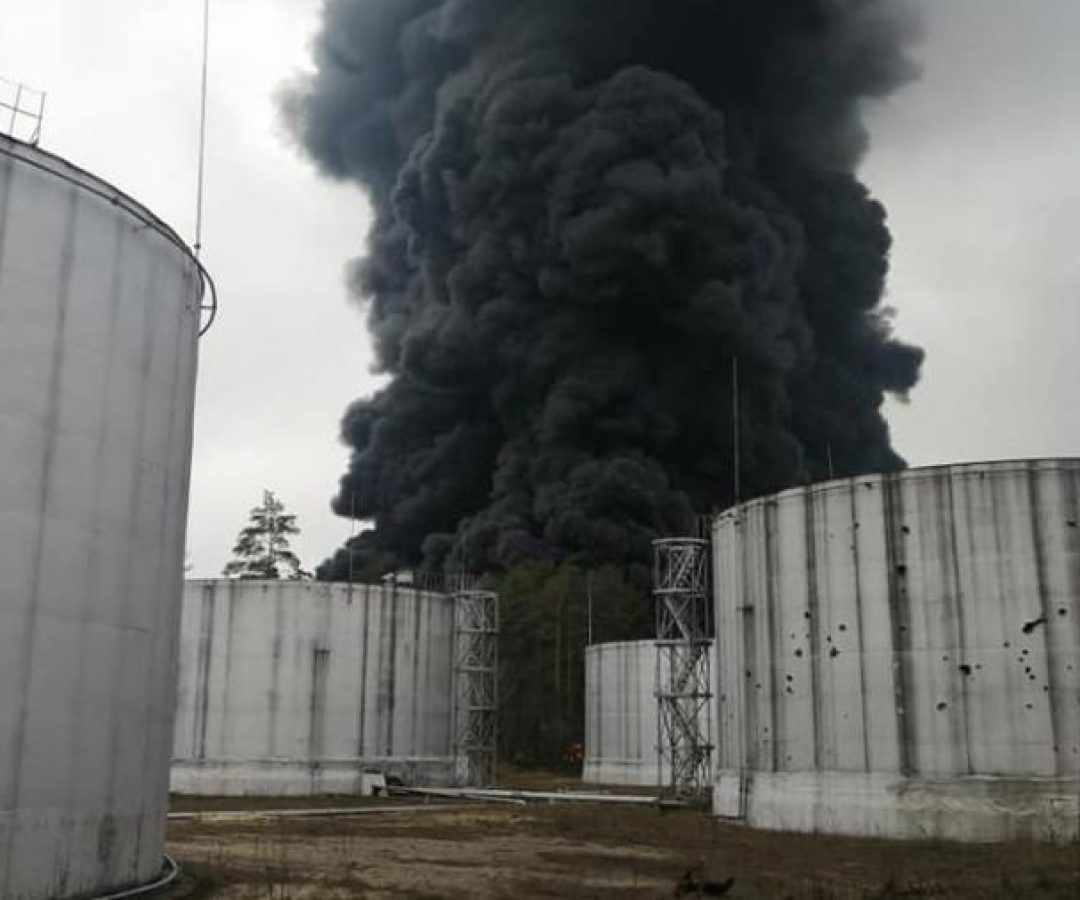 03mar22-um-deposito-de-petroleo-na-cidade-de-chernihiv-no-norte-da-ucrania-foi-atingido-por-um-bomba.jpeg