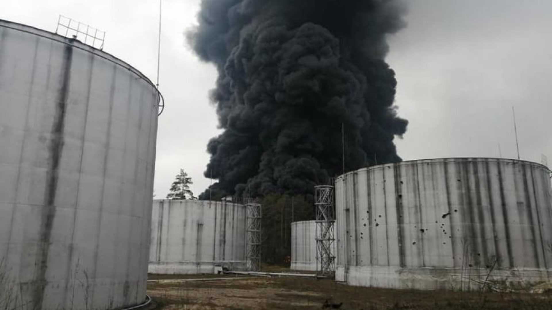 03mar22-um-deposito-de-petroleo-na-cidade-de-chernihiv-no-norte-da-ucrania-foi-atingido-por-um-bomba.jpeg