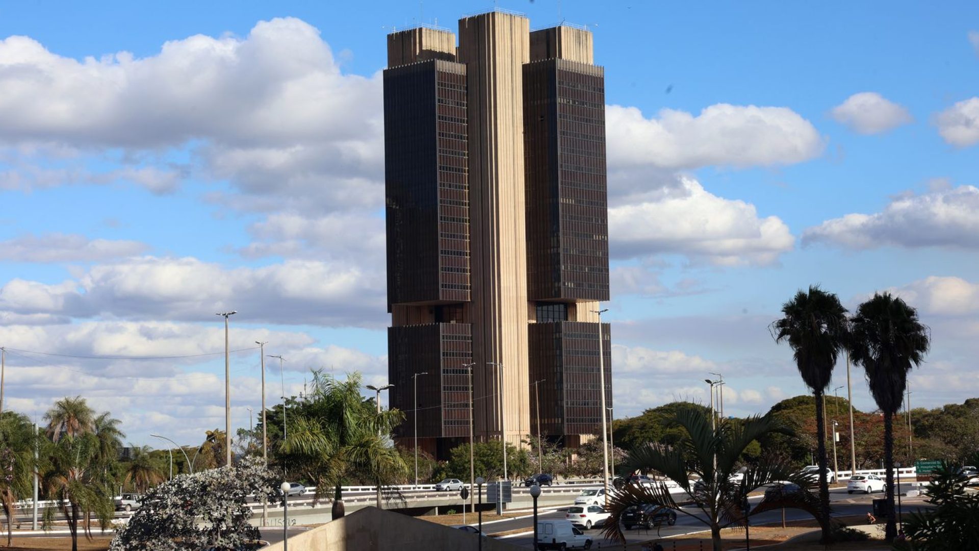 Inflação de 2025 ficará abaixo do teto da meta, em 4,45%