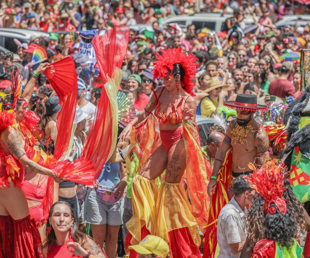 Calango Careta ocupa Brasília com alegorias, orquestra e arte circense