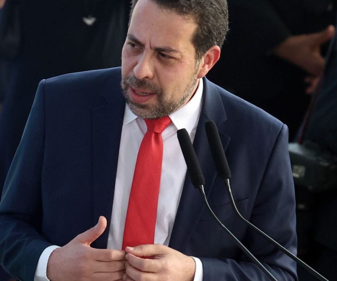 Cabeça do crime organizado não está no barraco da favela, diz Boulos