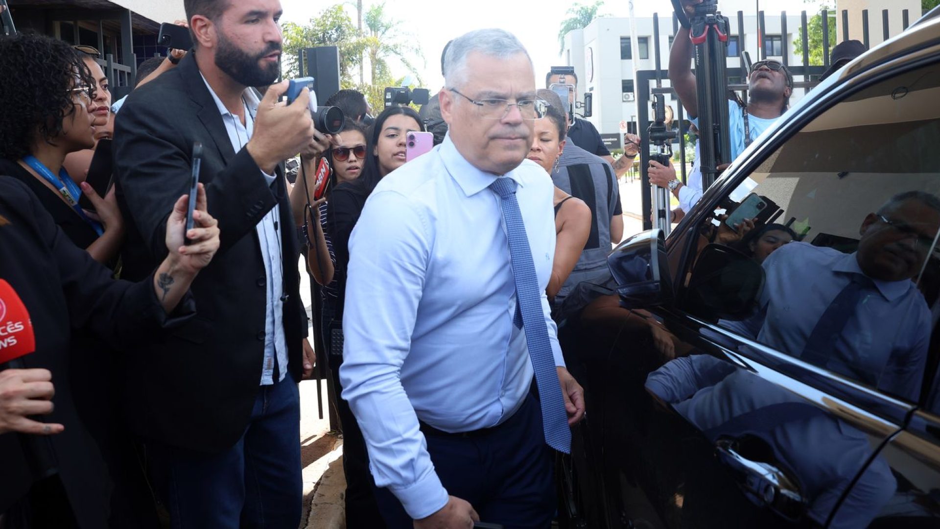 Defesa de Bolsonaro diz que tornozeleira humilha e nega plano de fuga