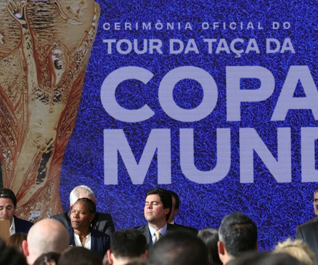 Lula sanciona lei da Copa do Mundo Feminina e reconhece pioneiras