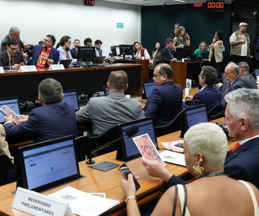 Oposição critica PEC do fim da escala 6x1 durante votação na Comissão