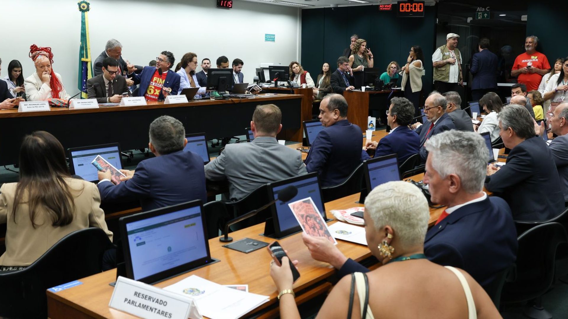 Oposição critica PEC do fim da escala 6x1 durante votação na Comissão