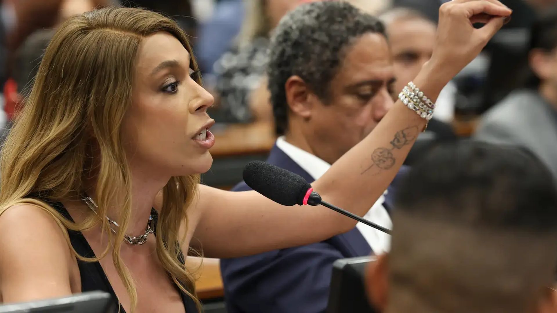 Erika Hilton rejeita negociação sobre compensações na PEC da 6x1 