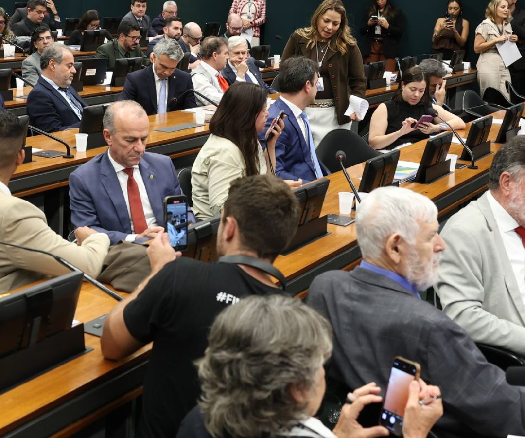 Pedido de vista adia votação da PEC do fim da 6x1 na CCJ da Câmara