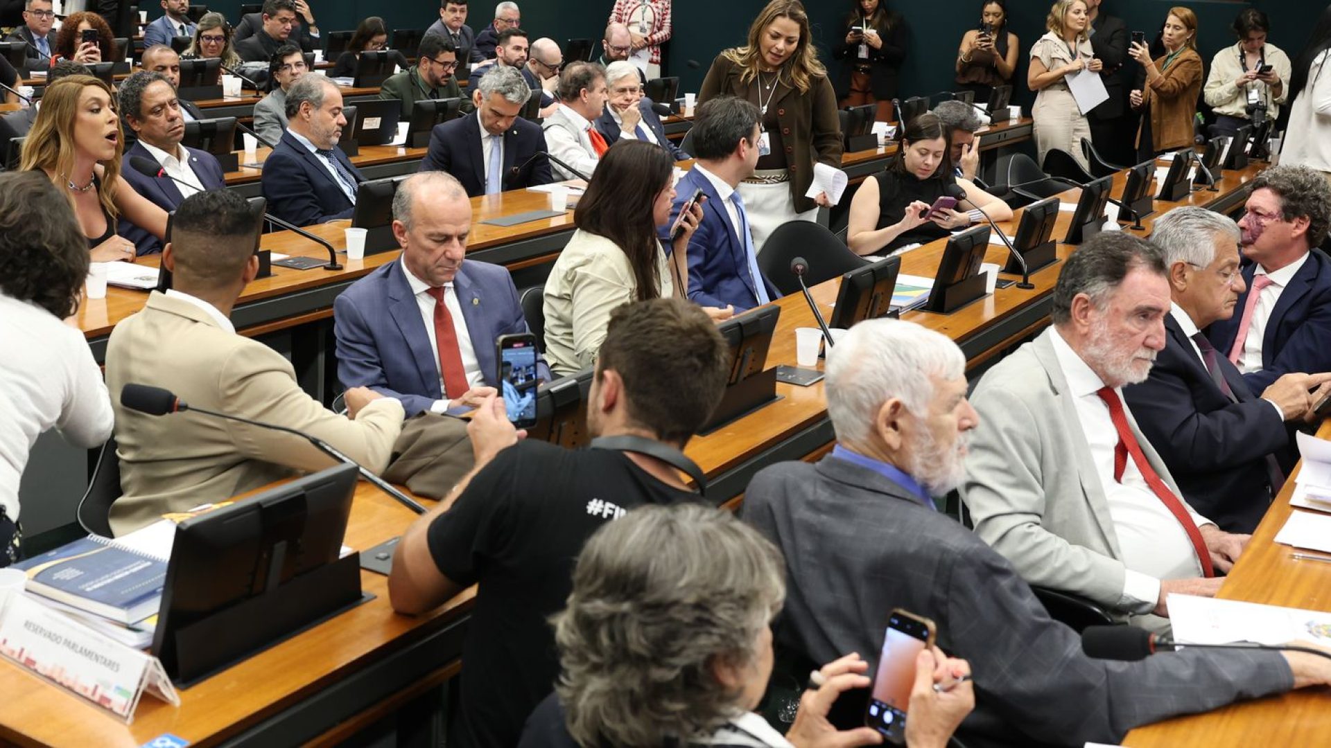 Pedido de vista adia votação da PEC do fim da 6x1 na CCJ da Câmara