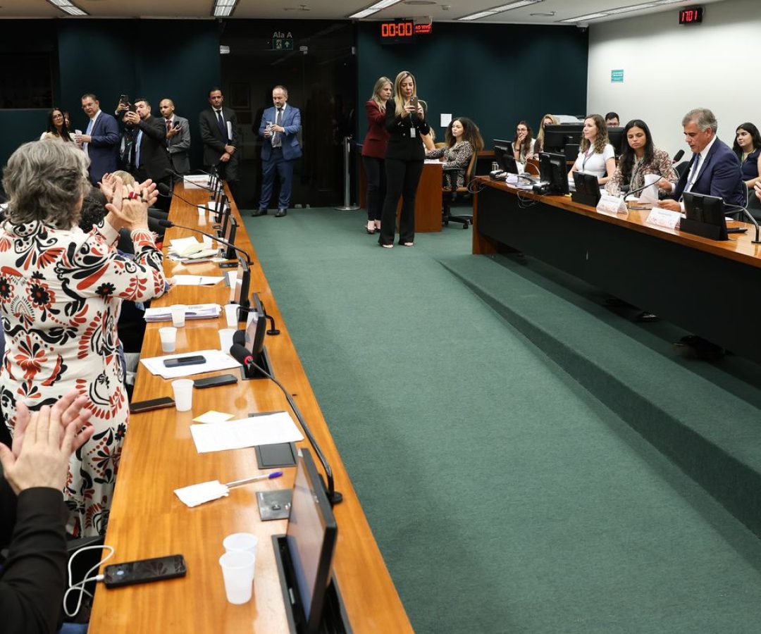 CCJ aprova admissibilidade de propostas que acabam com escala 6x1