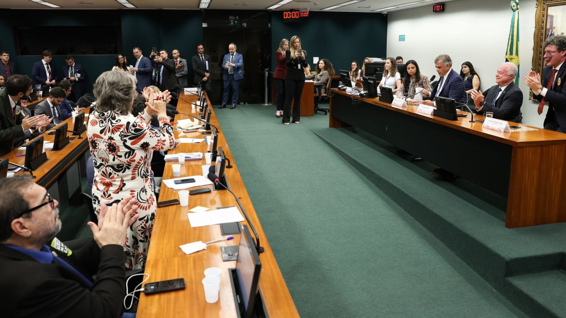CCJ aprova admissibilidade de propostas que acabam com escala 6x1