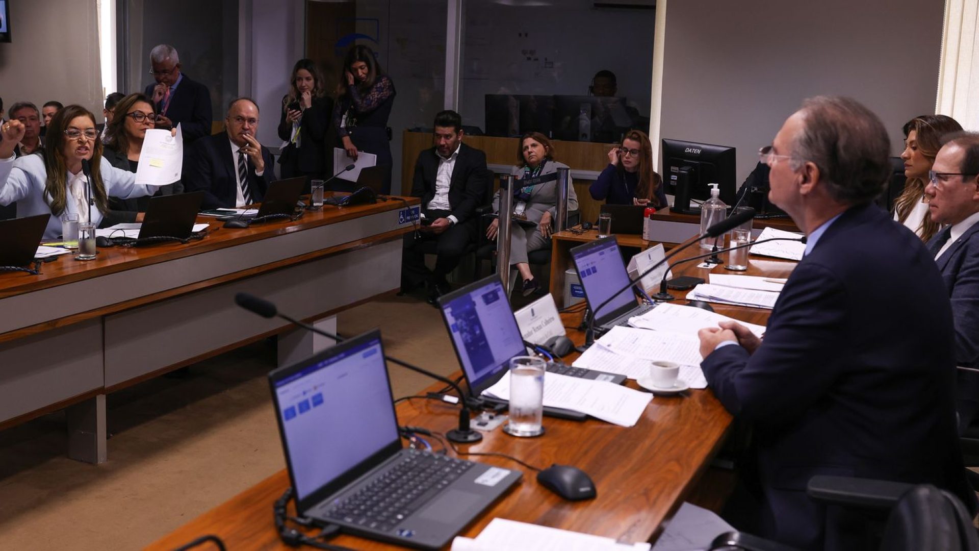 Senadores criticam falta de dados sobre socorro bilionário ao BRB