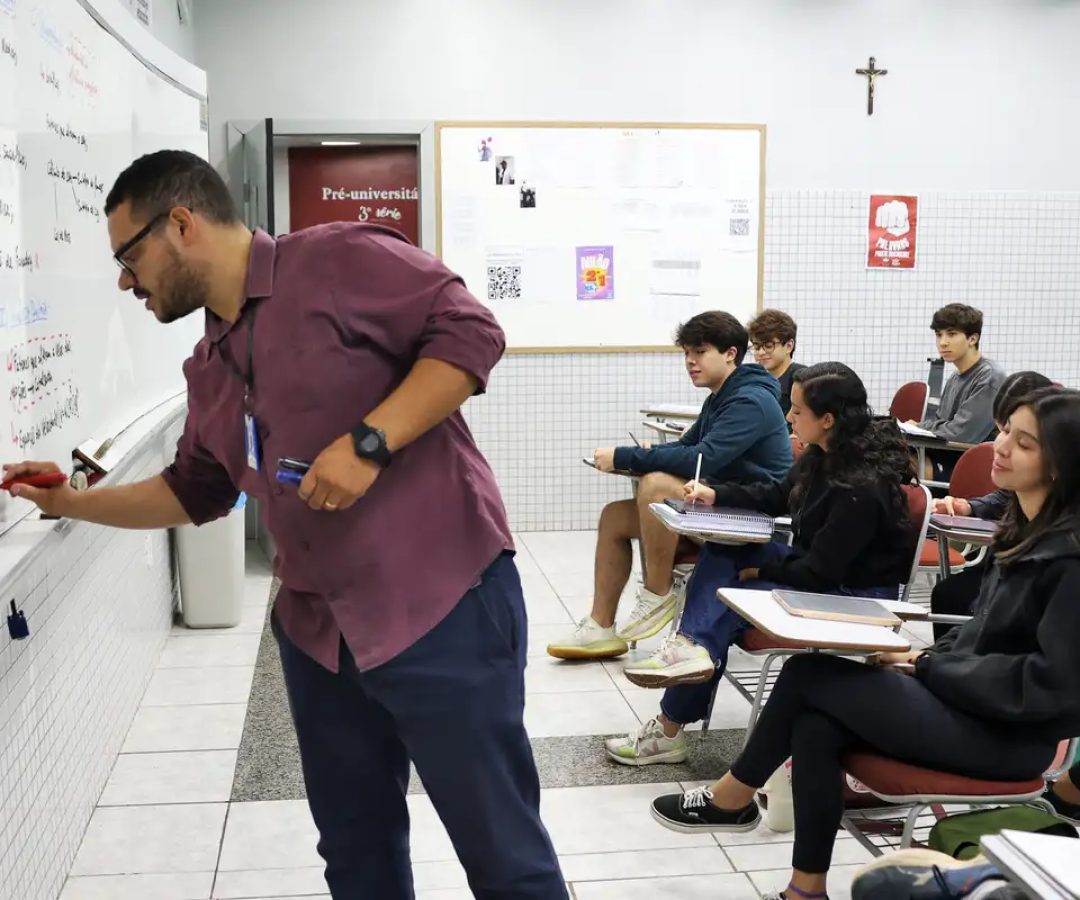 Número de professores temporários no Brasil é maior que na OCDE