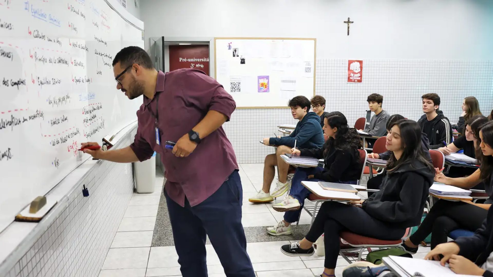 Número de professores temporários no Brasil é maior que na OCDE