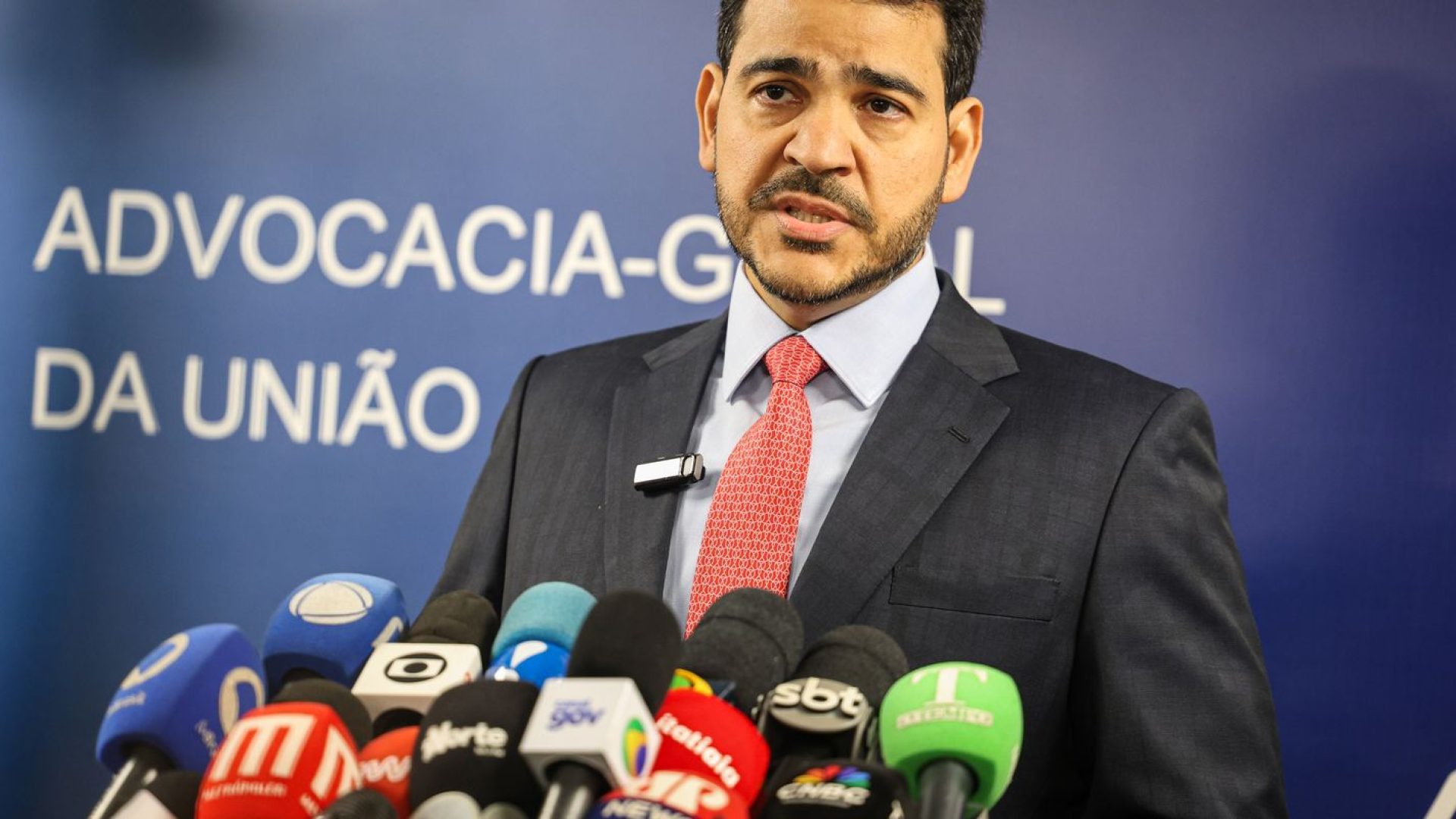 Lula indica Messias para vaga de Barroso no STF