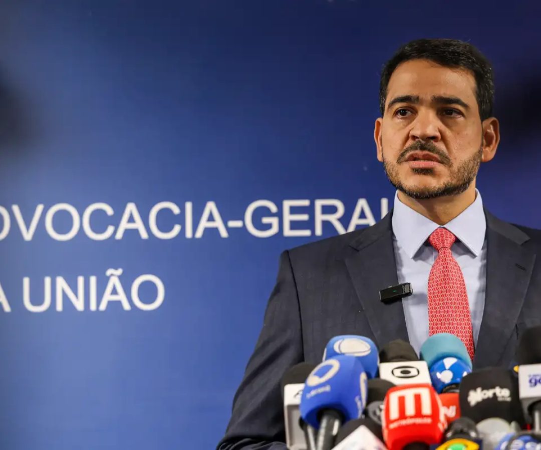 Senador apresenta relatório favorável à indicação de Messias ao STF