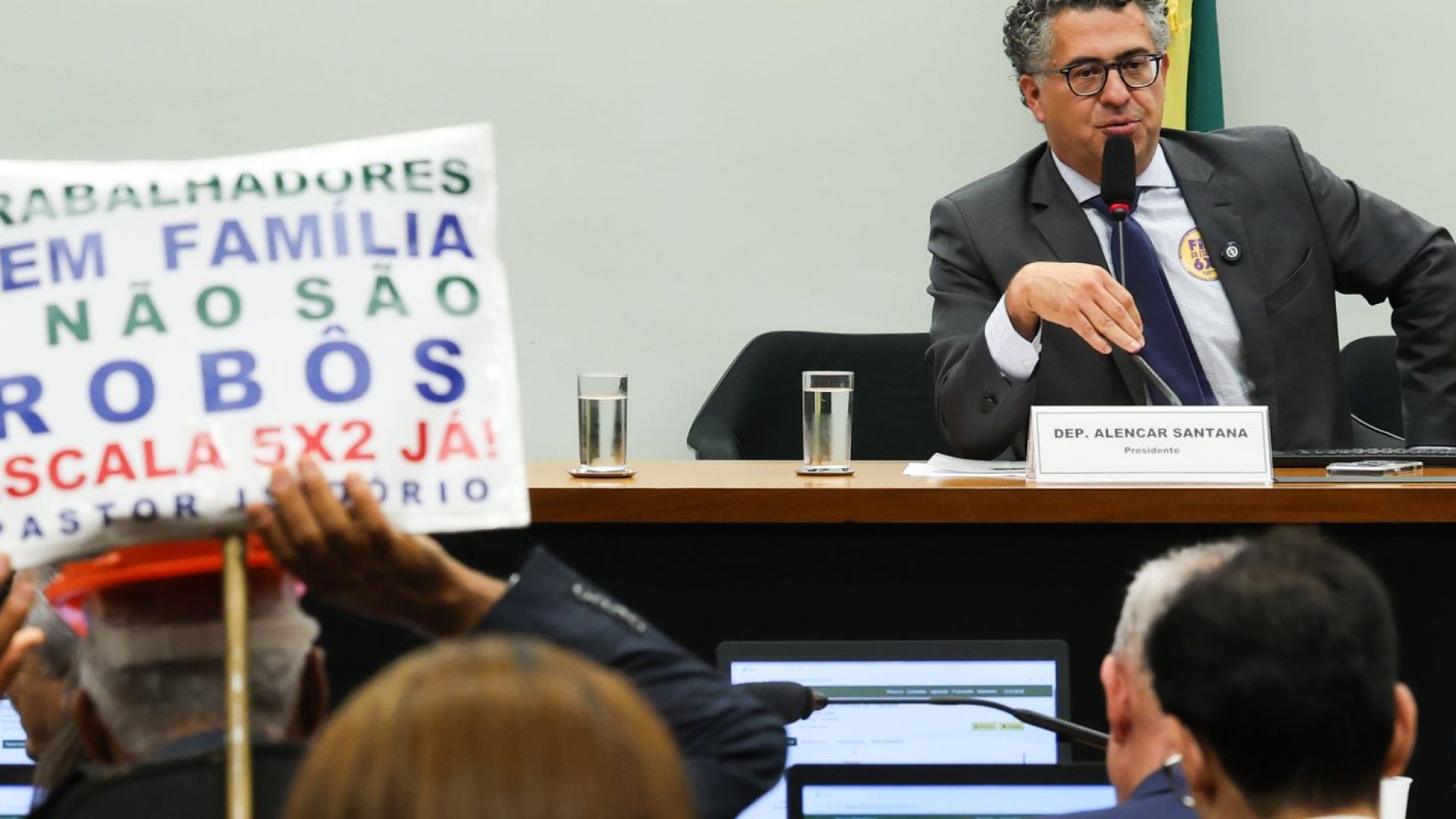 Câmara instala comissão para analisar PEC do fim da escala 6X1
