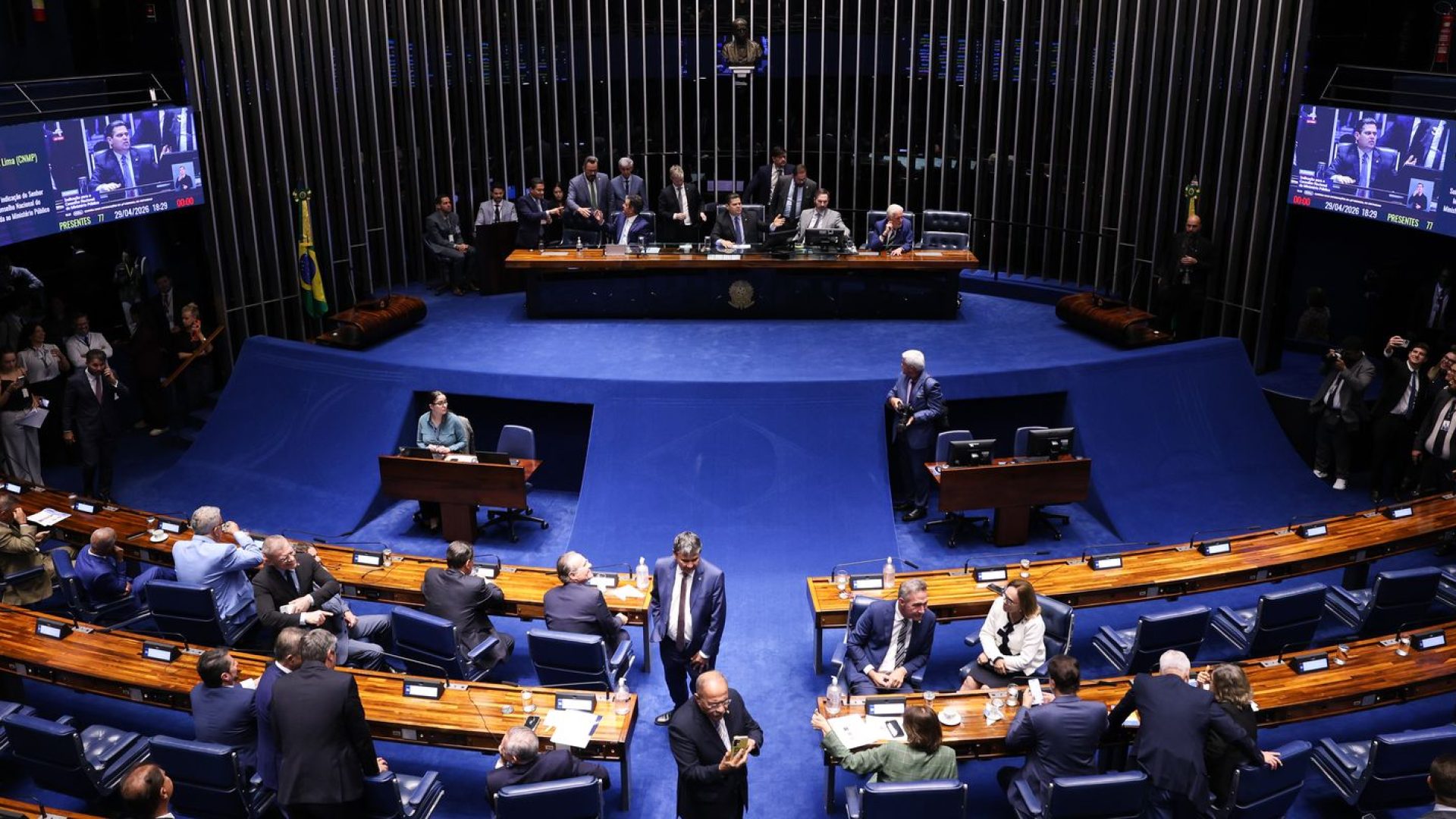 Alcolumbre trava tramitação da PEC do fim da 6x1 no Senado