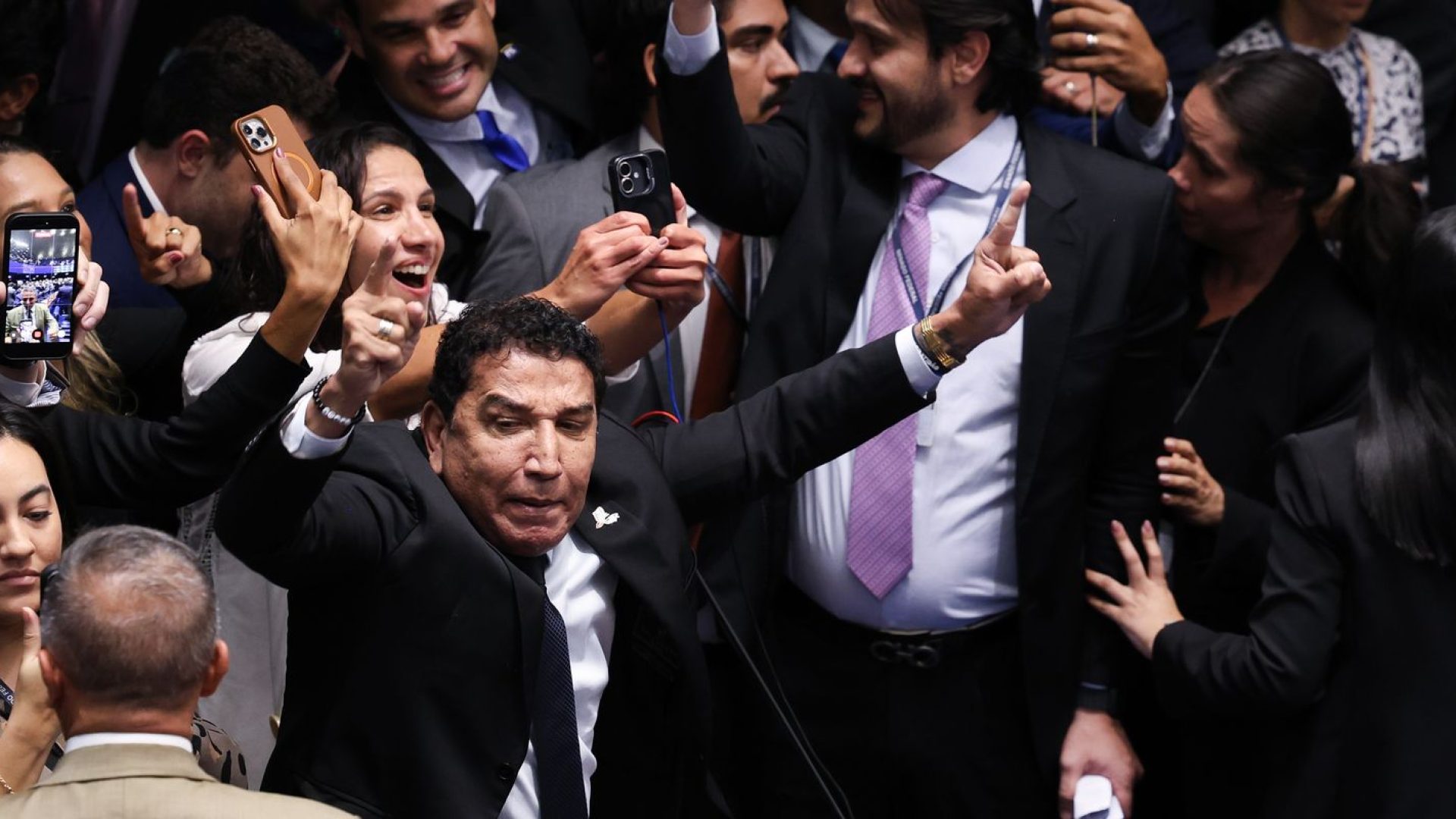 Senado rejeita indicação de Messias para STF