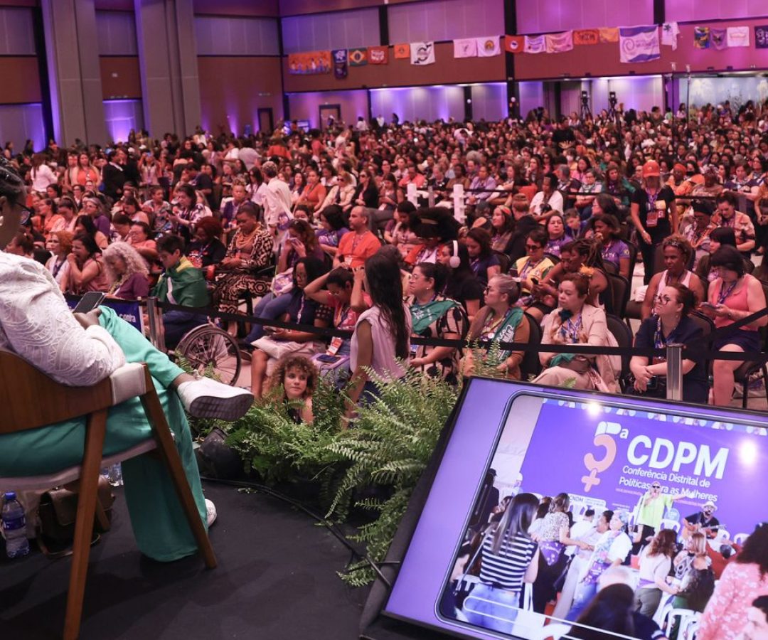 Conferencistas exigem políticas para todas as "mulheridades"
