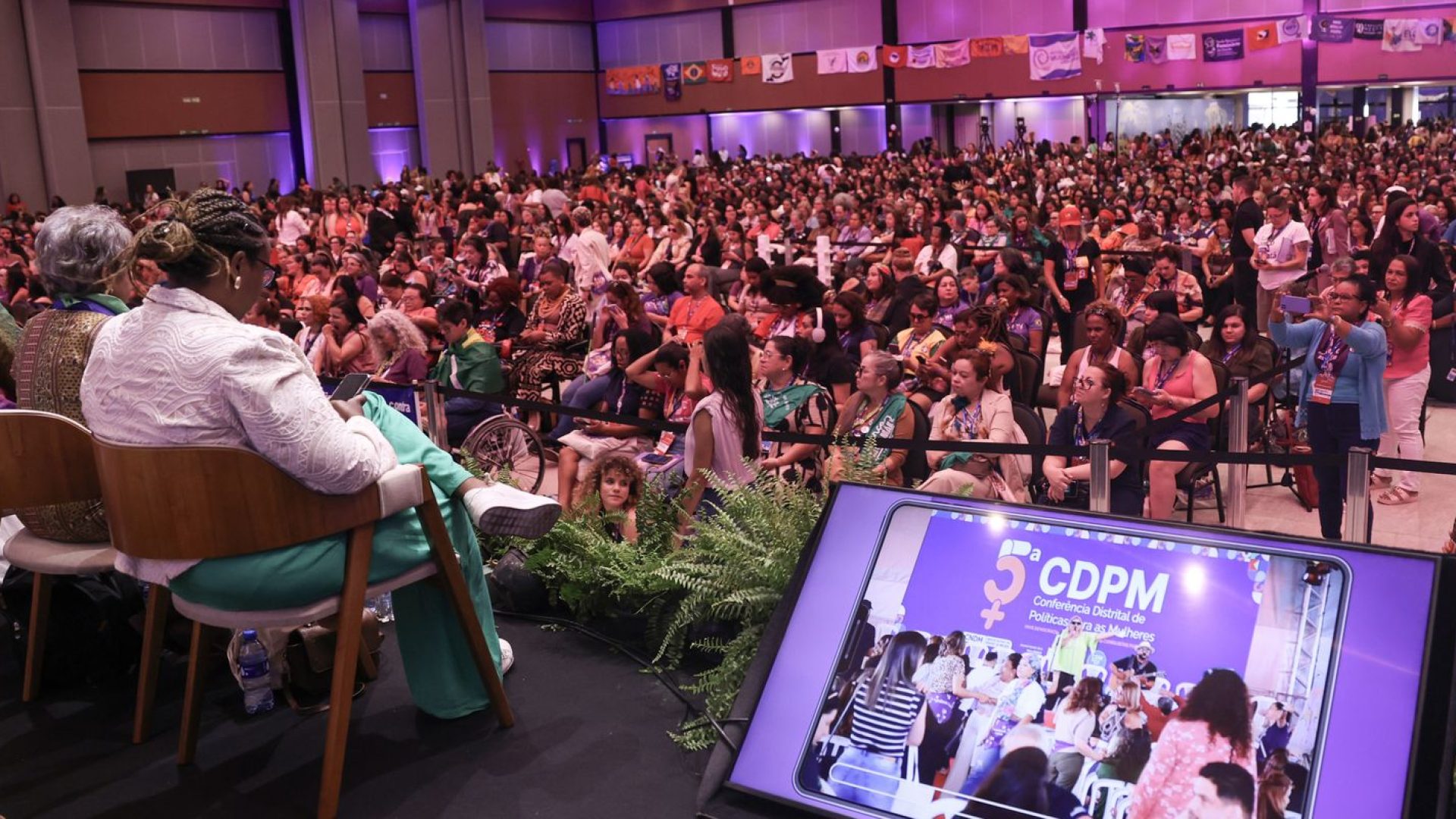 Conferencistas exigem políticas para todas as "mulheridades"