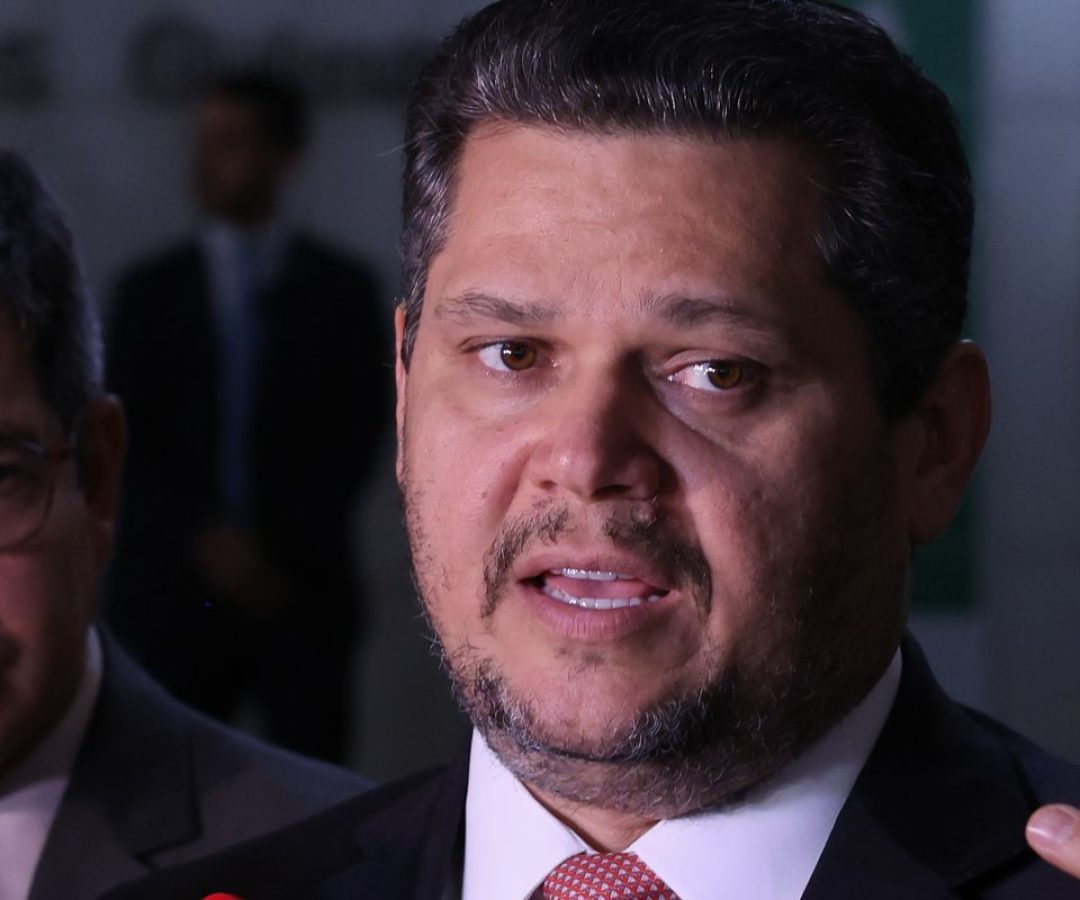 Alcolumbre mantém PEC 6x1 travada em semana esvaziada no Senado