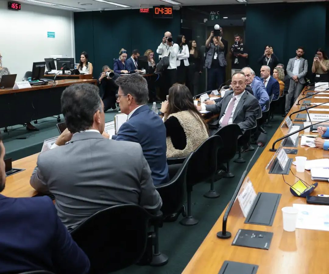 Pedido de vista adia votação da PEC do fim da escala 6X1