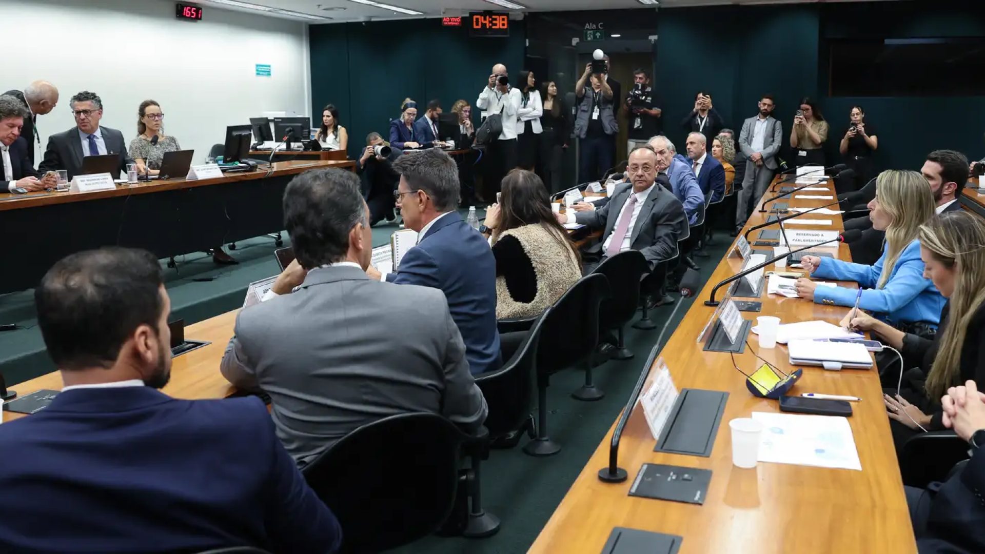 Pedido de vista adia votação da PEC do fim da escala 6X1