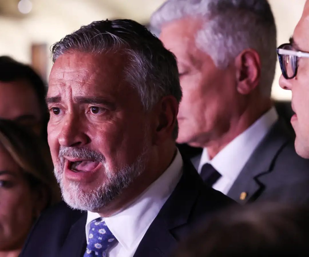 Base do governo pede indiciamento de Bolsonaro na CPMI do INSS
