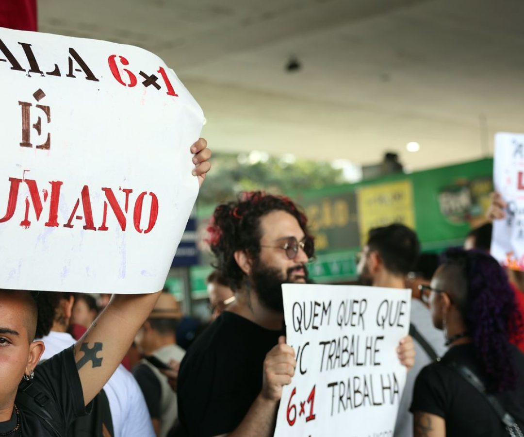 Oito em cada 10 brasileiros de até 40 anos defendem fim da escala 6x1