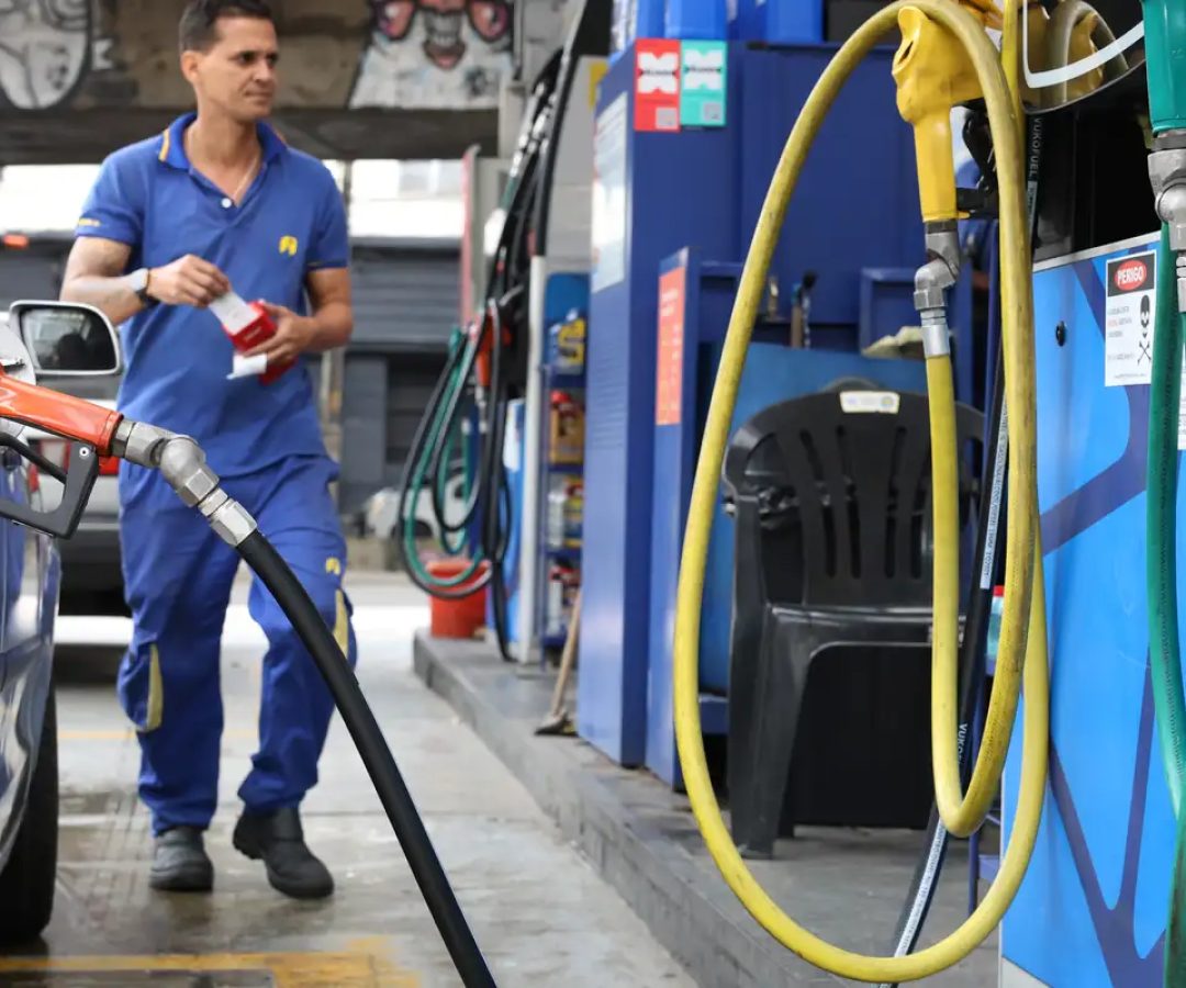 Governo propõe subvenção da gasolina em R$ 0,44 por litro