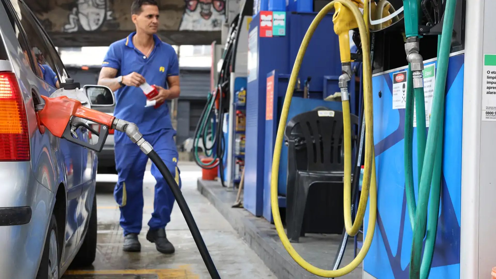 Governo propõe subvenção da gasolina em R$ 0,44 por litro