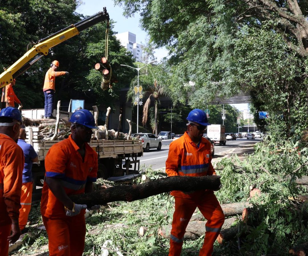 Há dois dias sem luz, moradores de São Paulo se adaptam e protestam