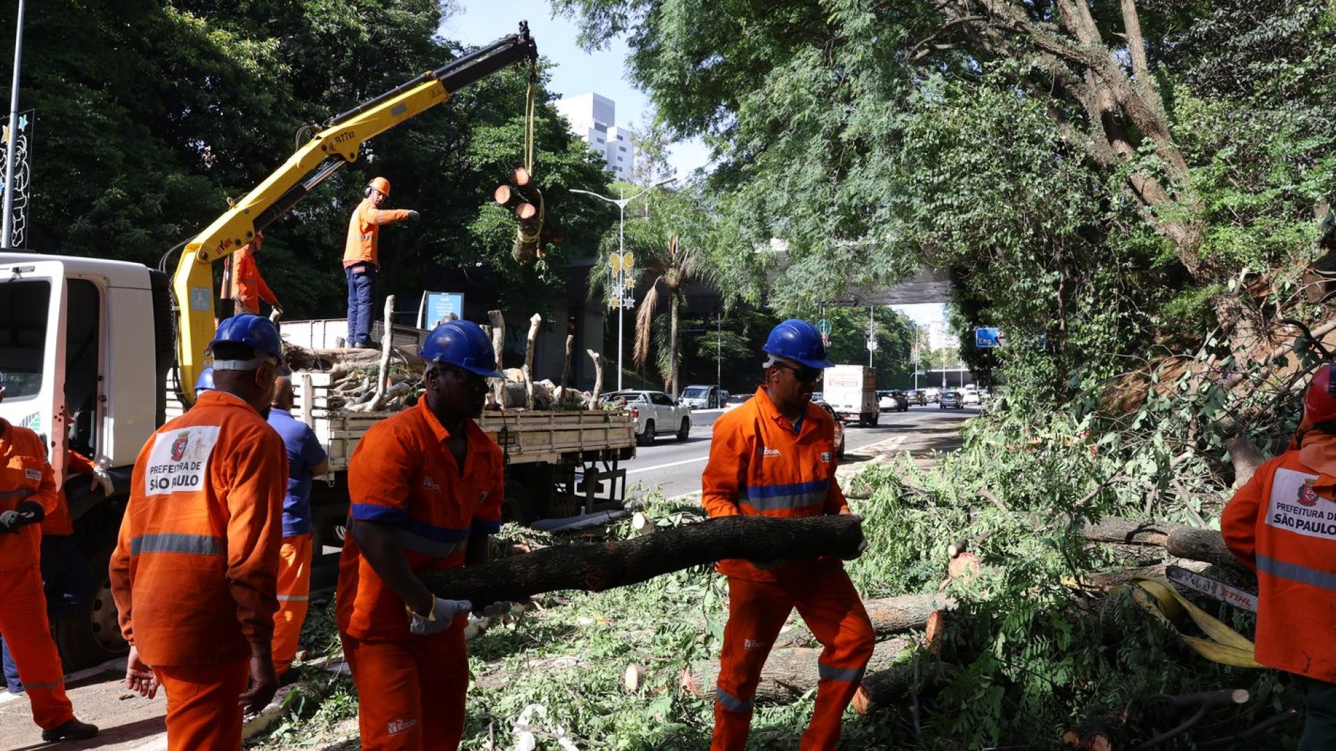 Há dois dias sem luz, moradores de São Paulo se adaptam e protestam