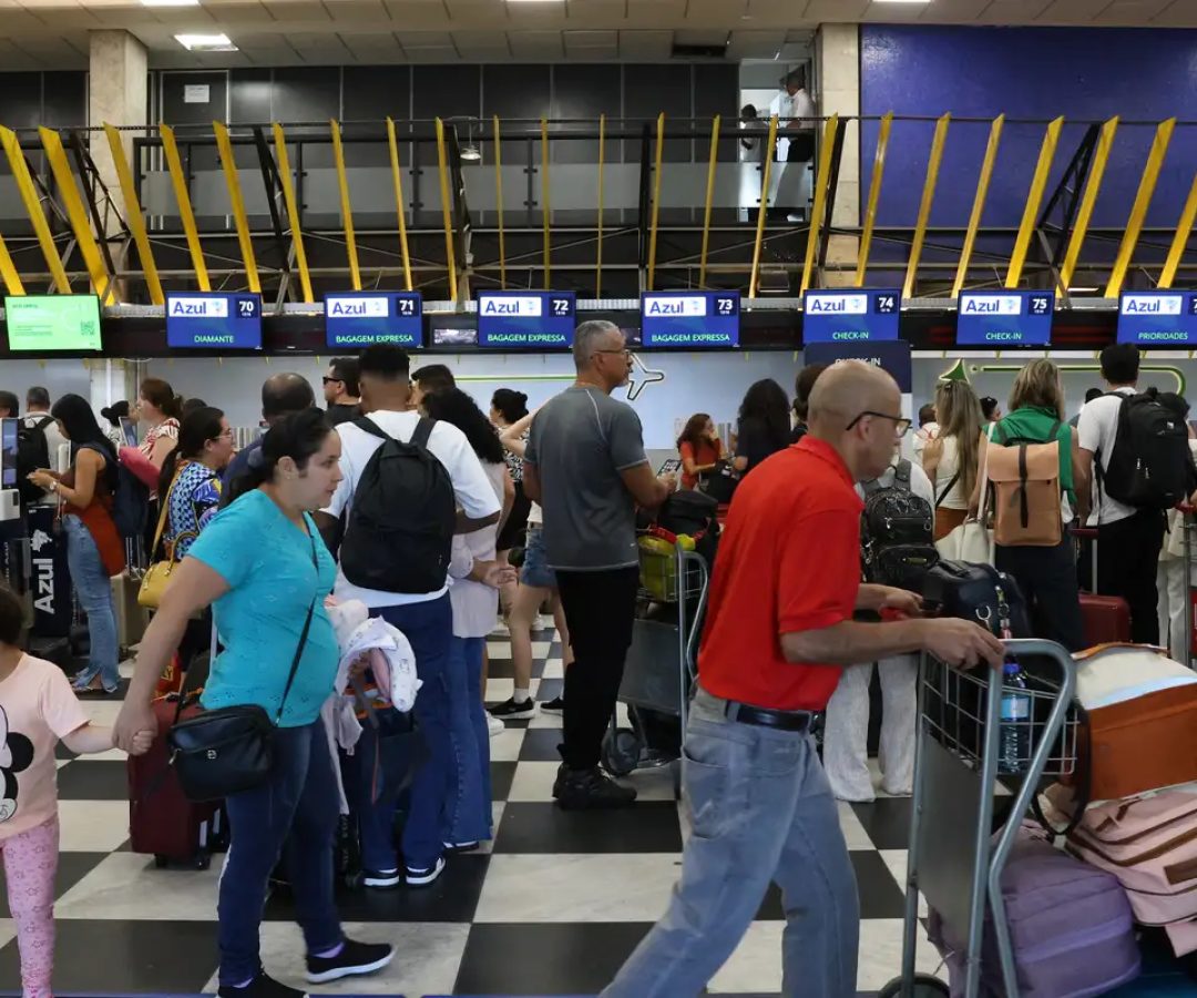 Passageiros aguardam solução de empresas no aeroporto de Congonhas