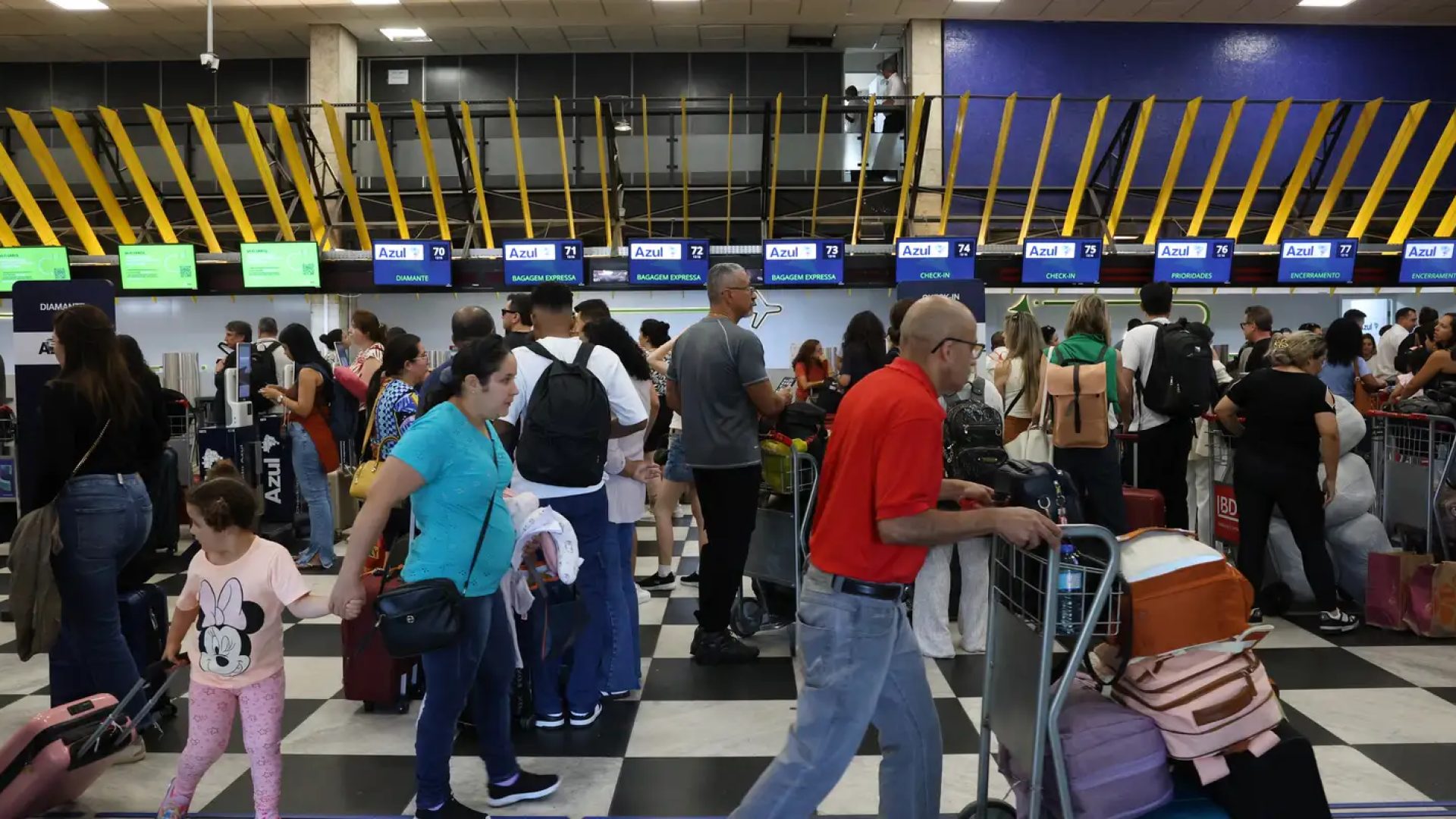 Passageiros aguardam solução de empresas no aeroporto de Congonhas