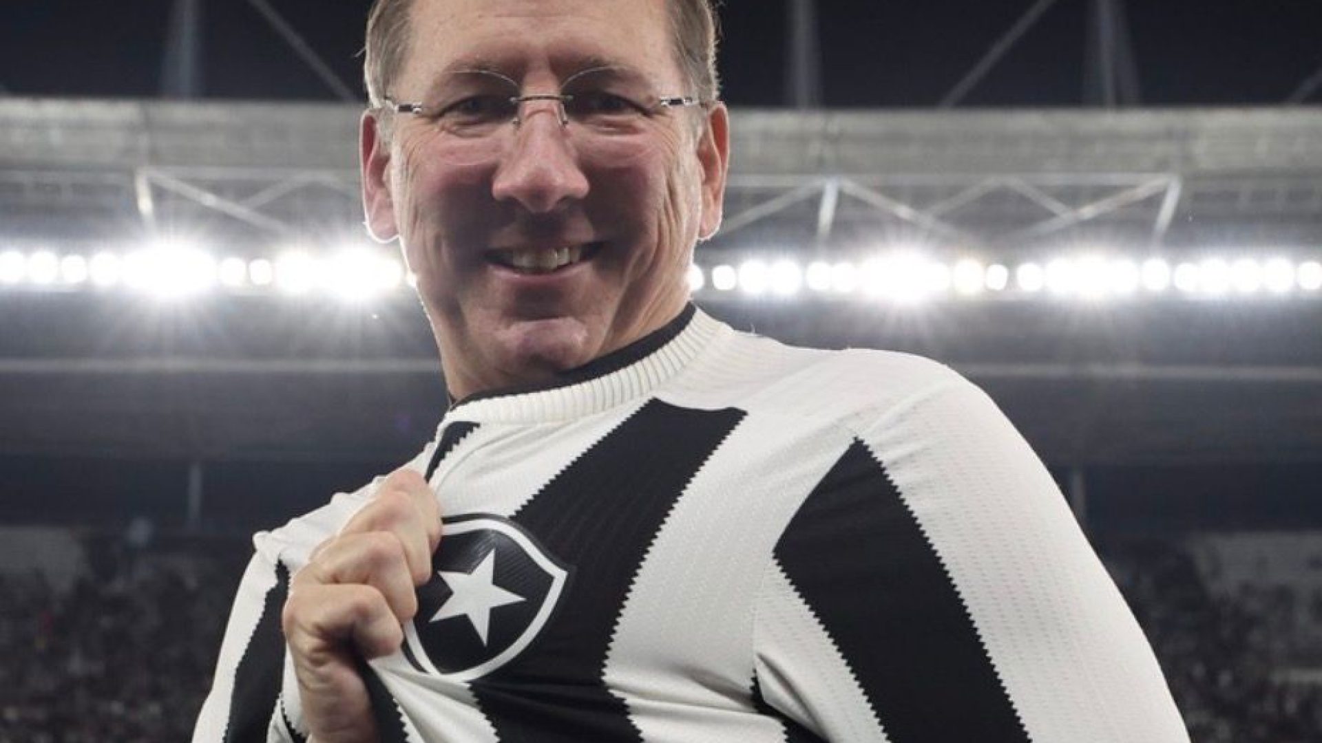 Textor, o vendedor ambulante, põe o Botafogo na prateleira: “Na minha mão é mais barato!”