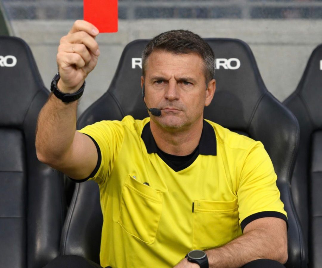 É triste saber que o Brasil lidera na arbitragem da Copa e não terá nenhum técnico. Zero!