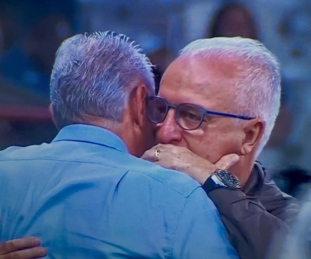 No Mineirão, enquanto Ancelotti observa, Tite e Dorival cochicham: a cena que roubou o jogo