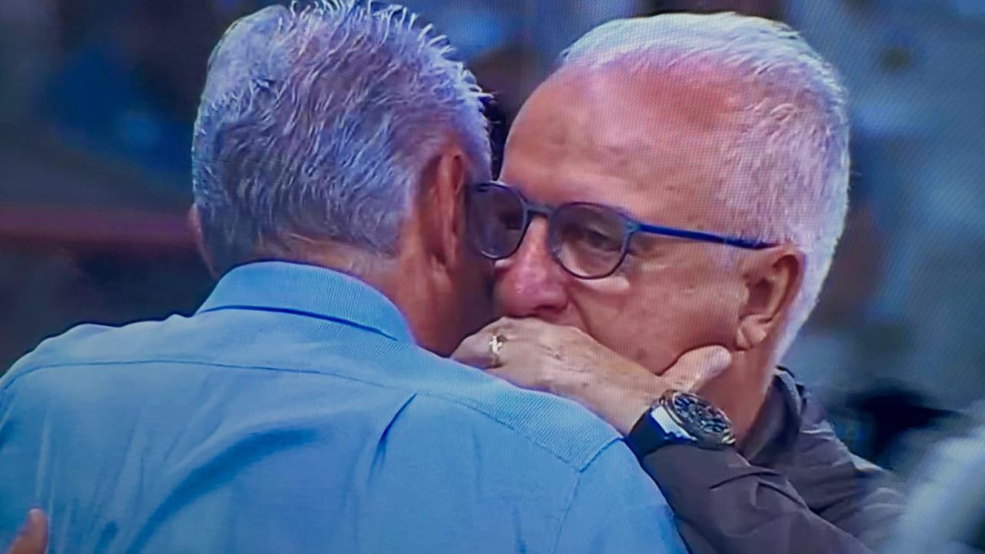 No Mineirão, enquanto Ancelotti observa, Tite e Dorival cochicham: a cena que roubou o jogo