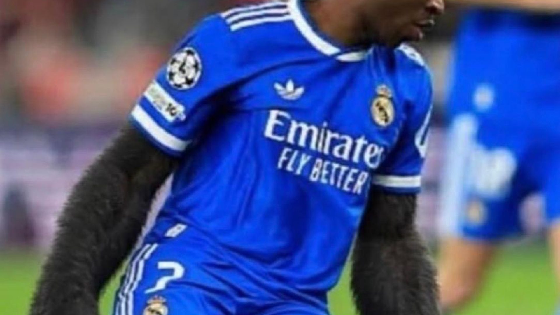 Irmão de Otamendi publica montagem racista com Vinícius Jr e revolta as redes sociais