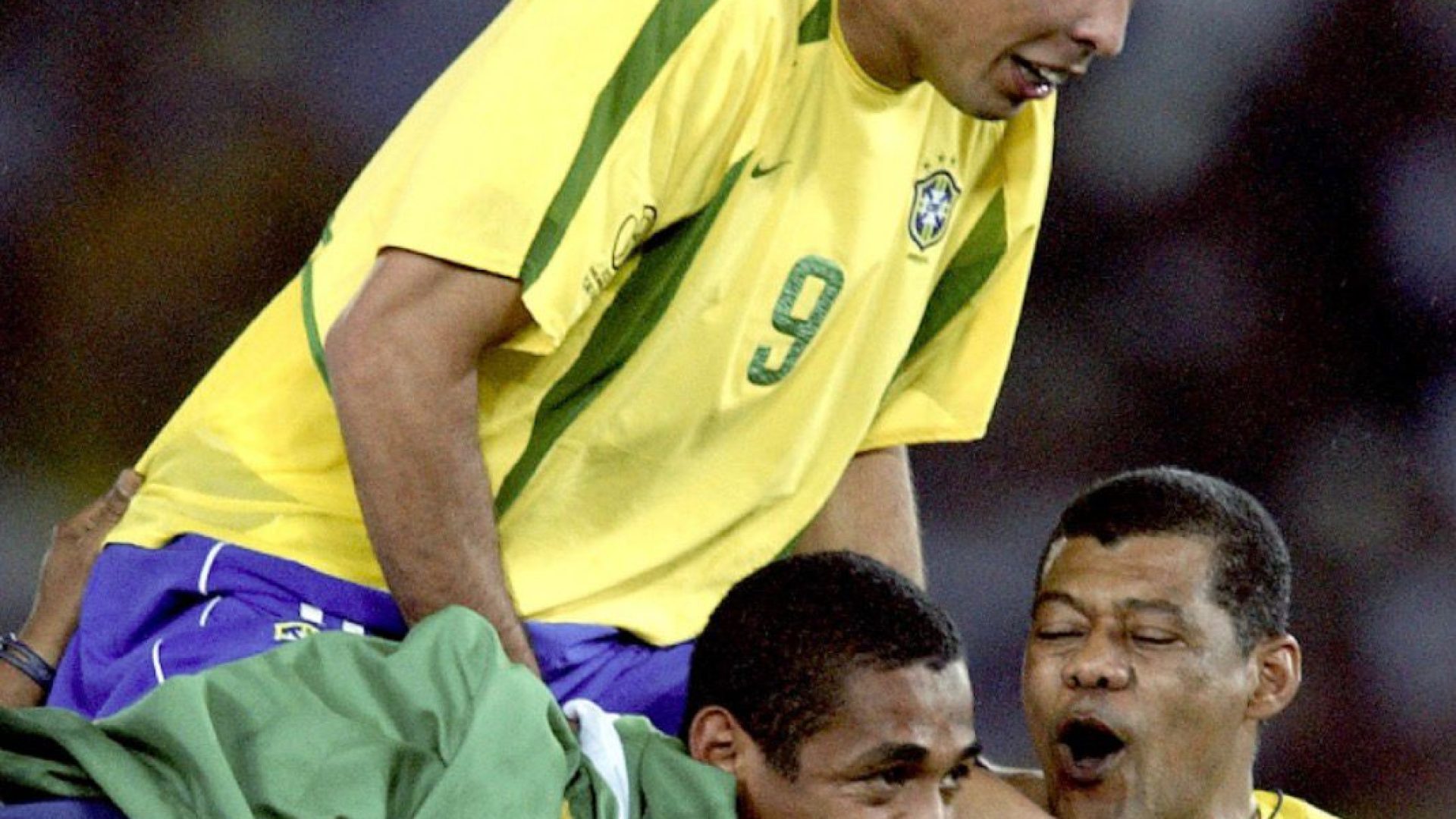 Vampeta pisa na bola e mostra que é muito menor do que a sua própria história