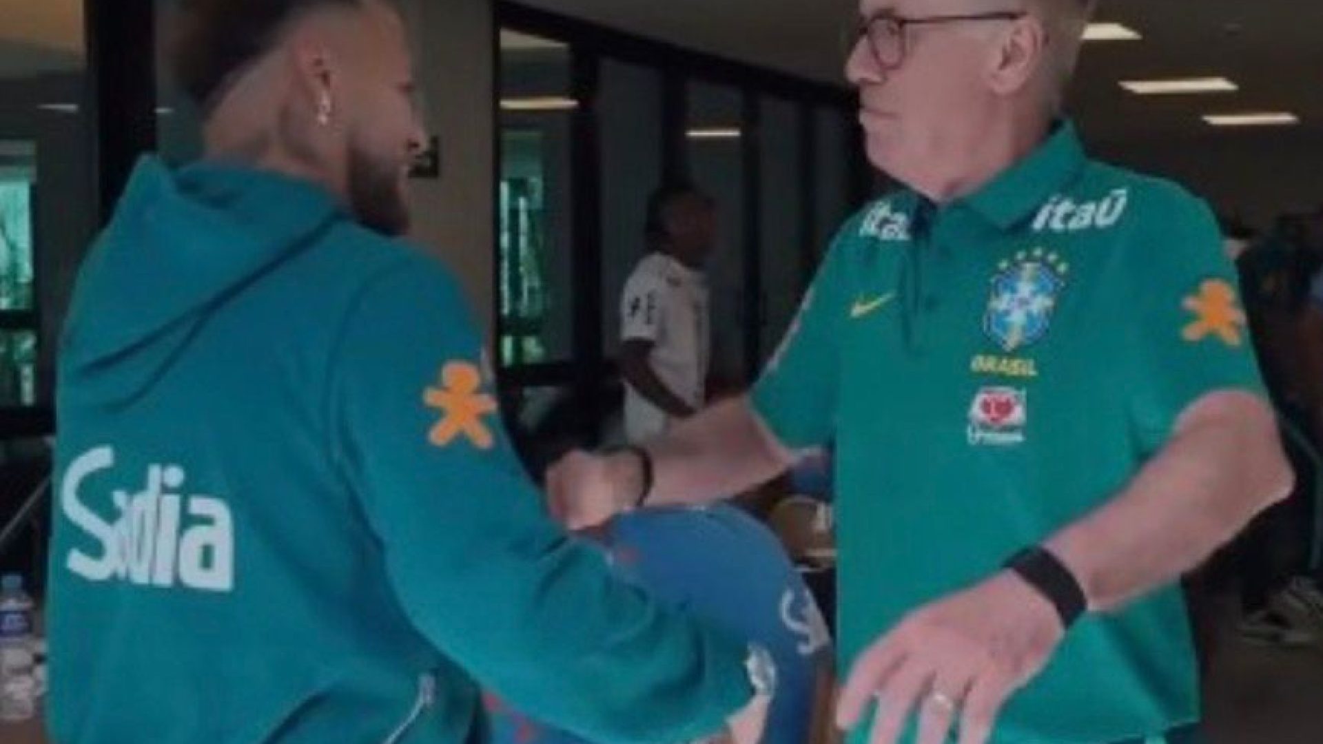 Sem tocar na bola, Neymar já corre risco de corte na seleção de Ancelotti