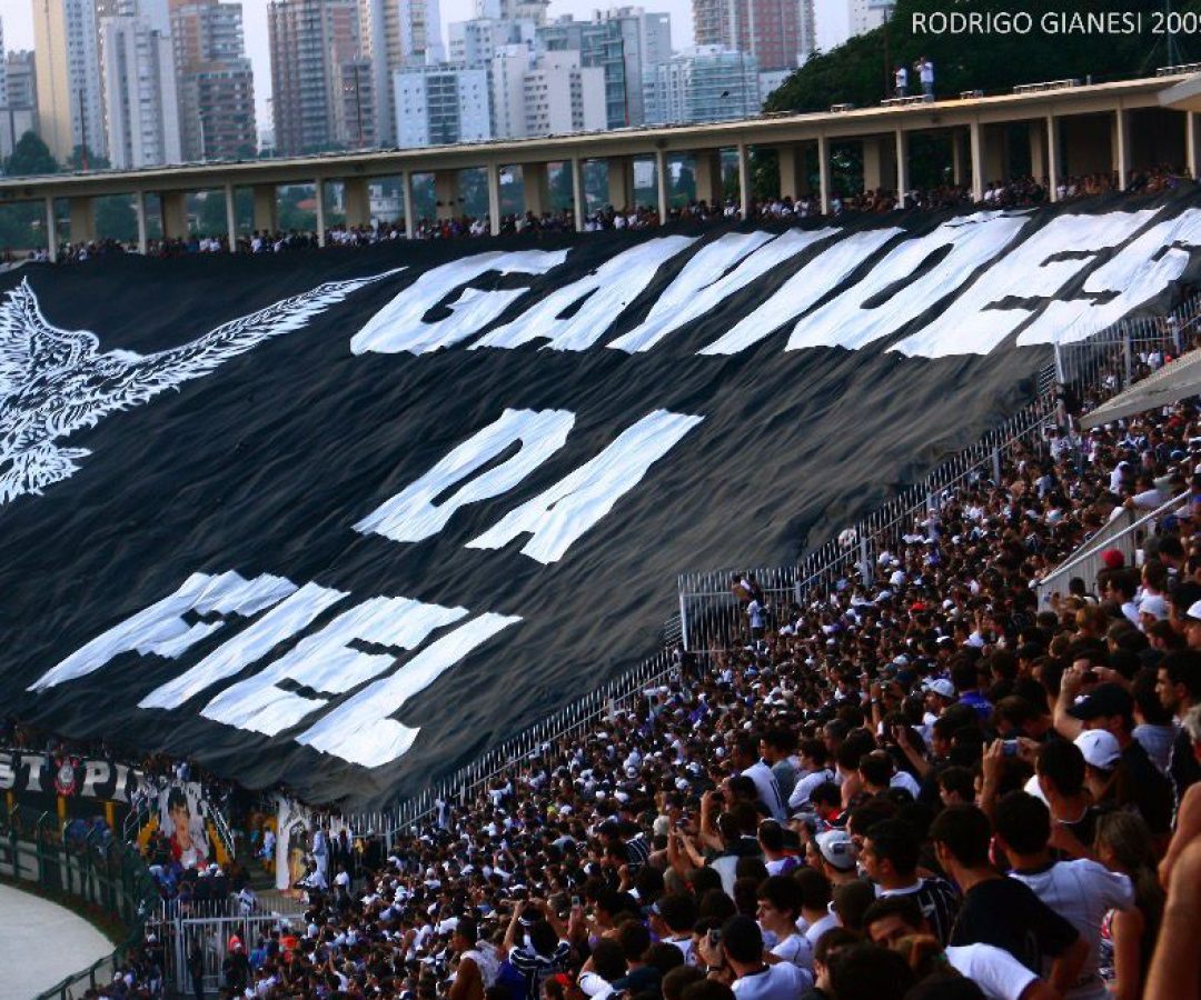 Torcida do Flamengo cresce com vitórias, a Fiel do Corinthians cresce com paixão