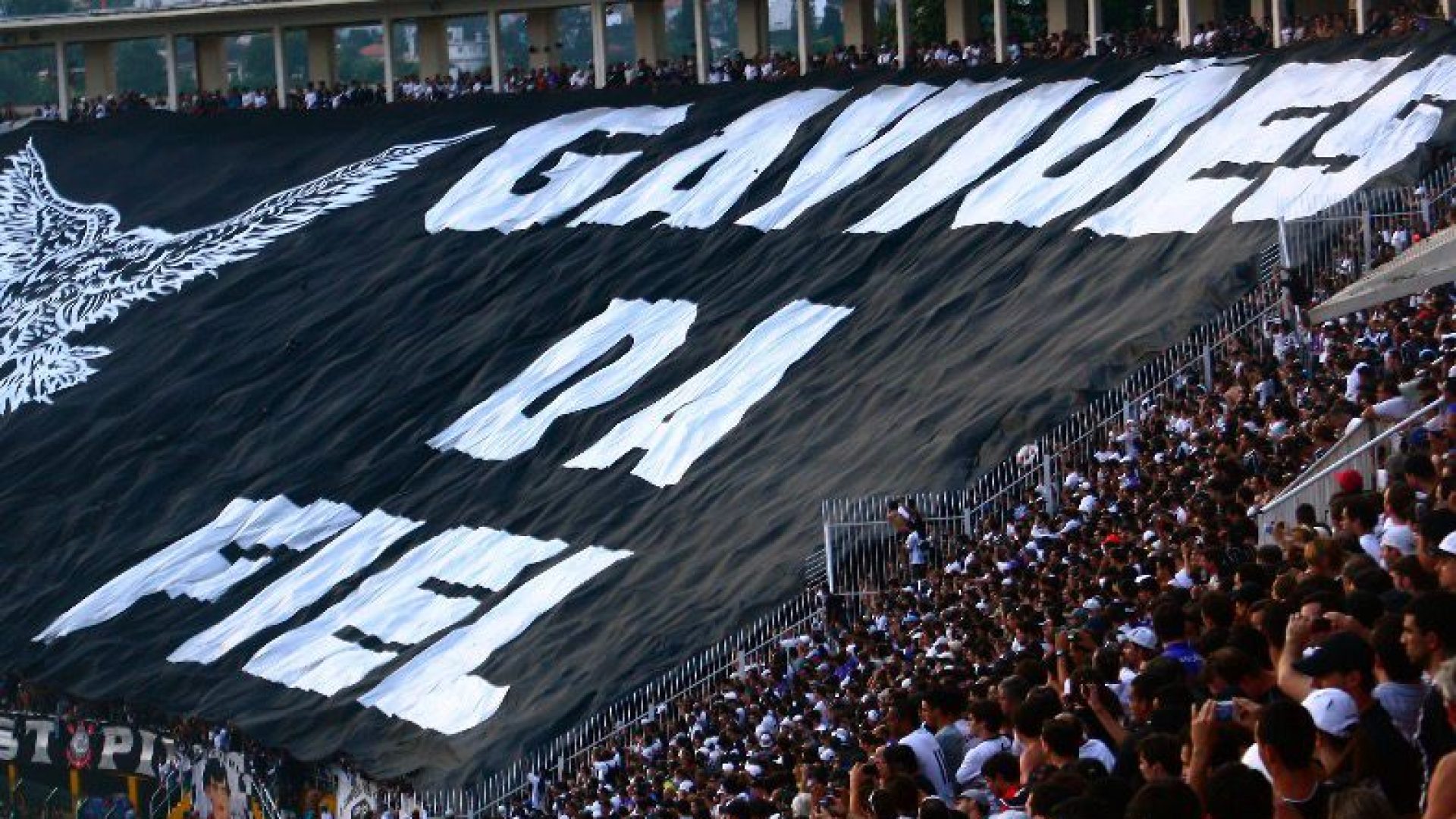 Torcida do Flamengo cresce com vitórias, a Fiel do Corinthians cresce com paixão