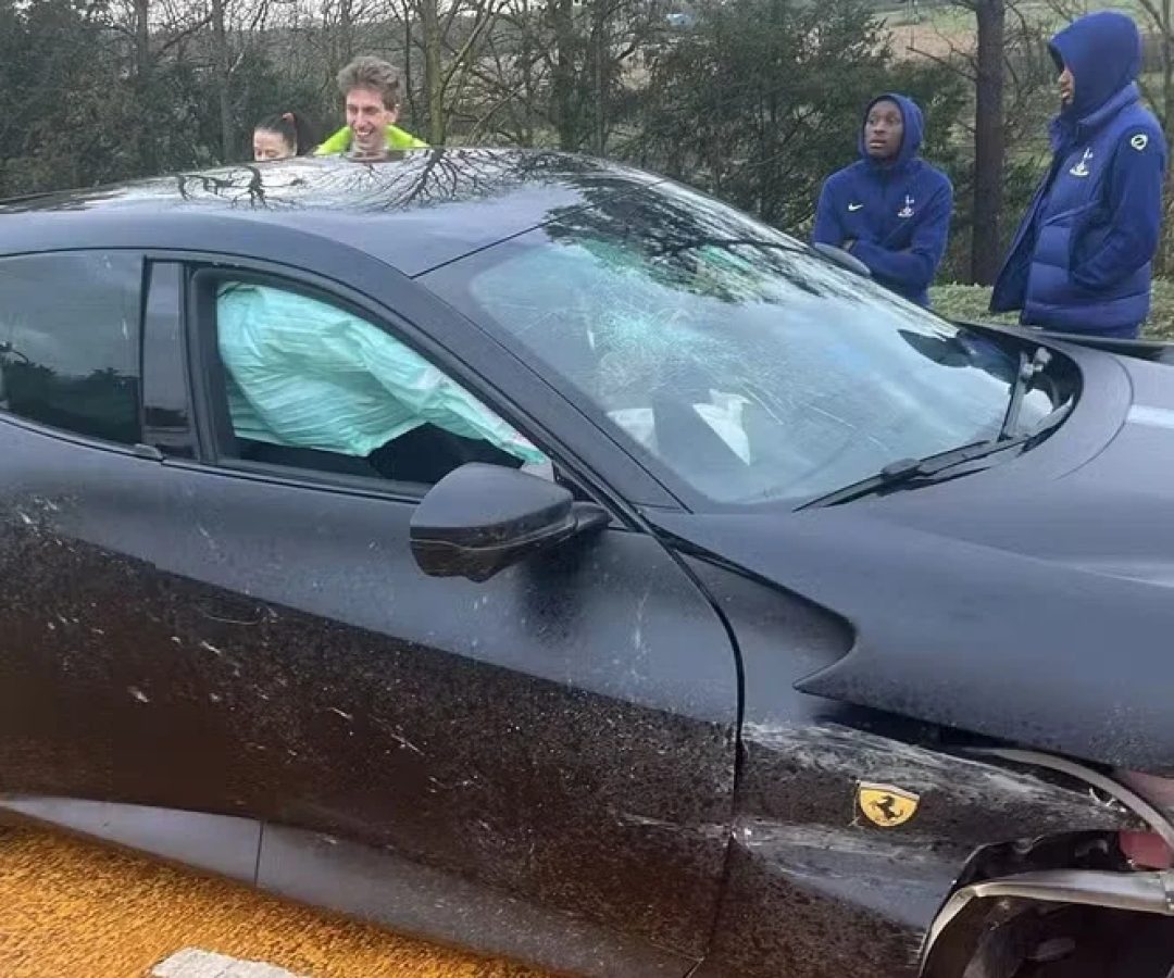 Jogadores do Tottenham sofrem acidente com Ferrari a caminho de jogo da Champions