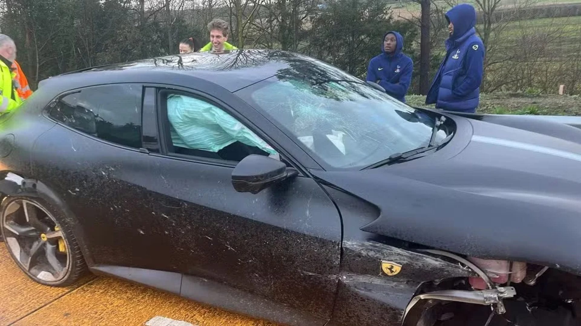 Jogadores do Tottenham sofrem acidente com Ferrari a caminho de jogo da Champions