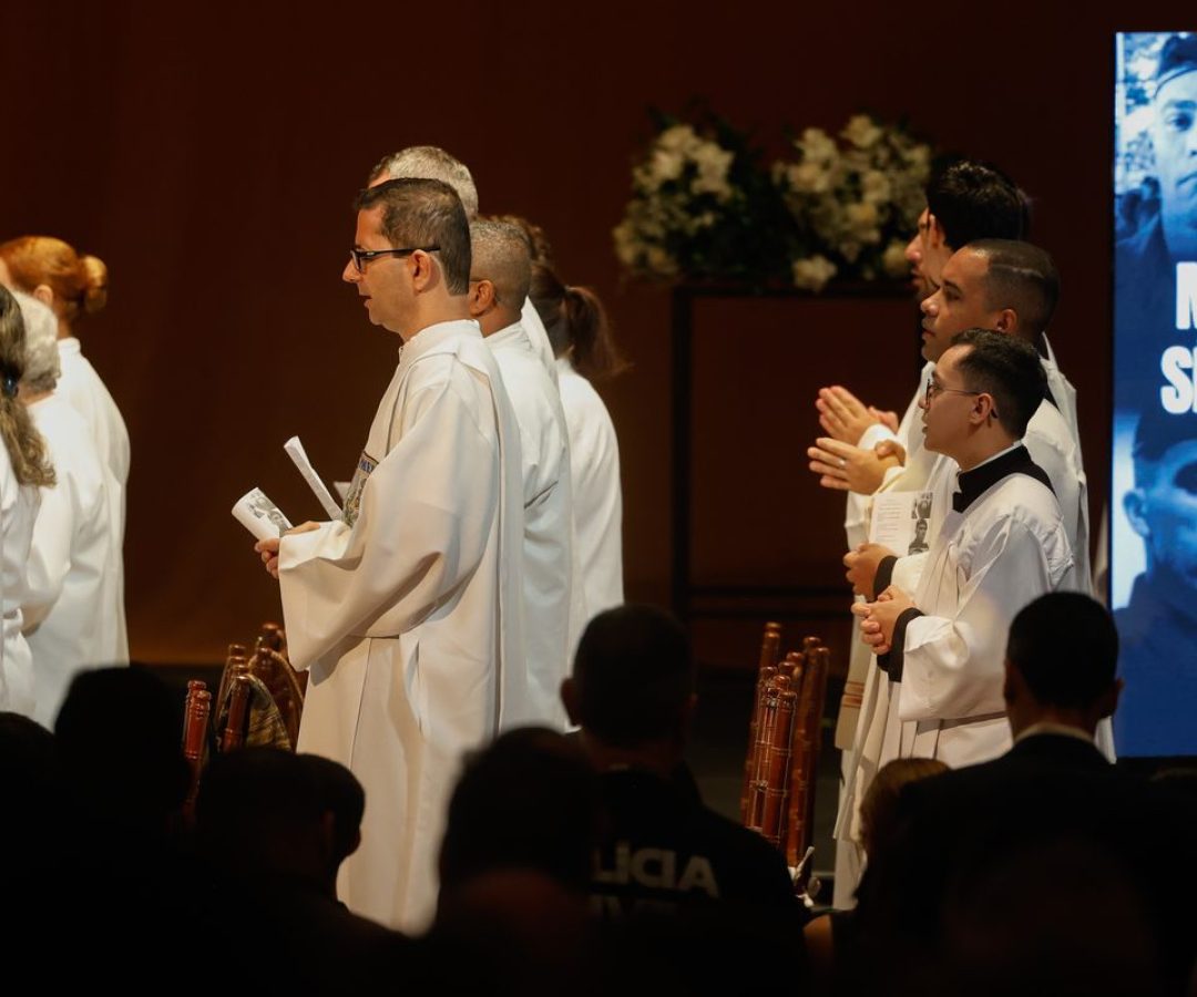Missa de 7º dia homenageia policiais mortos em operação no Rio
